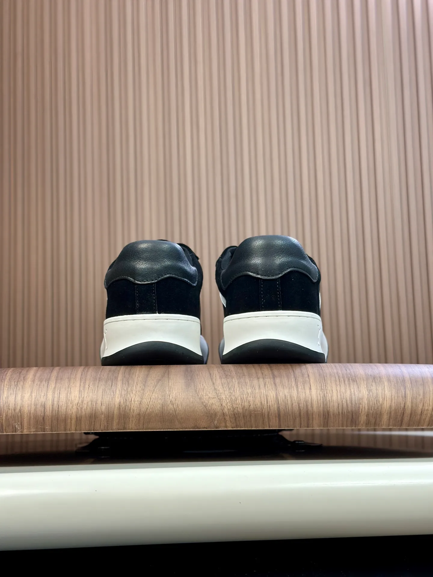 Men's shoes💰740 Lv 🔍Top purchasing agent🇮🇹 Louis Vuitton, the sports sneaker counter is synchronized, the uppers are imported from Italy, high-quality splicing colorful and complex crafts, the imported mesh padding is soft and comfortable, soles: original soles specially provided by the original factory, T men's men's shoes 💰U exclusive movable molded soles are super comfortable, original factory and single goods, 🔍🔍high quality, you can enter and leave the counter at will, welcome to compare, code number 38-44 (customized 45)